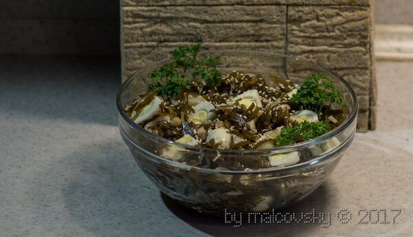 Салат из морской капусты с морепродуктами и перепелиными яйцами