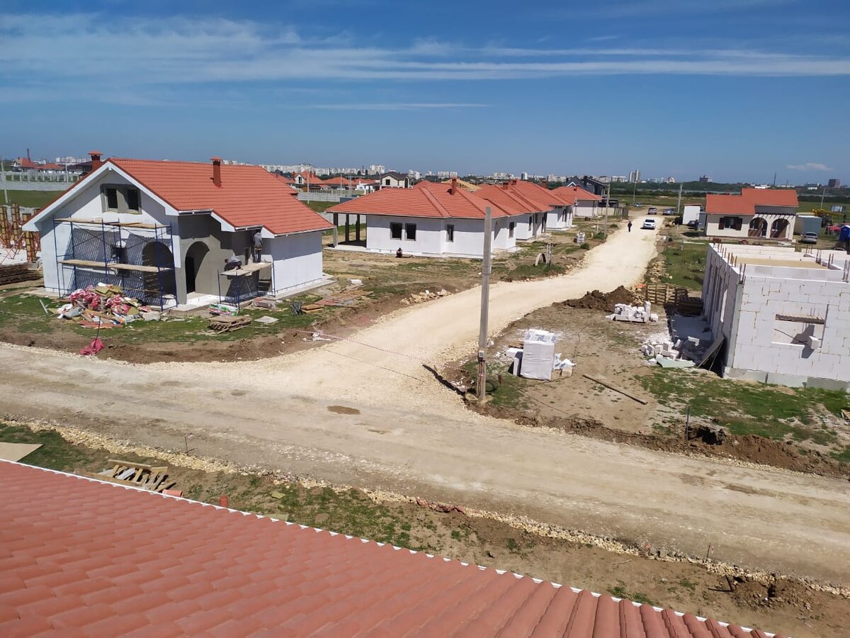 Дом справа - закончили крышу, утеплили и оштукатурили. Коттедж практически готов под покраску