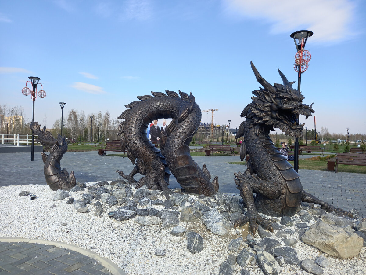 Статуя дракона в Парке российско-корейской дружбы в Тюмени