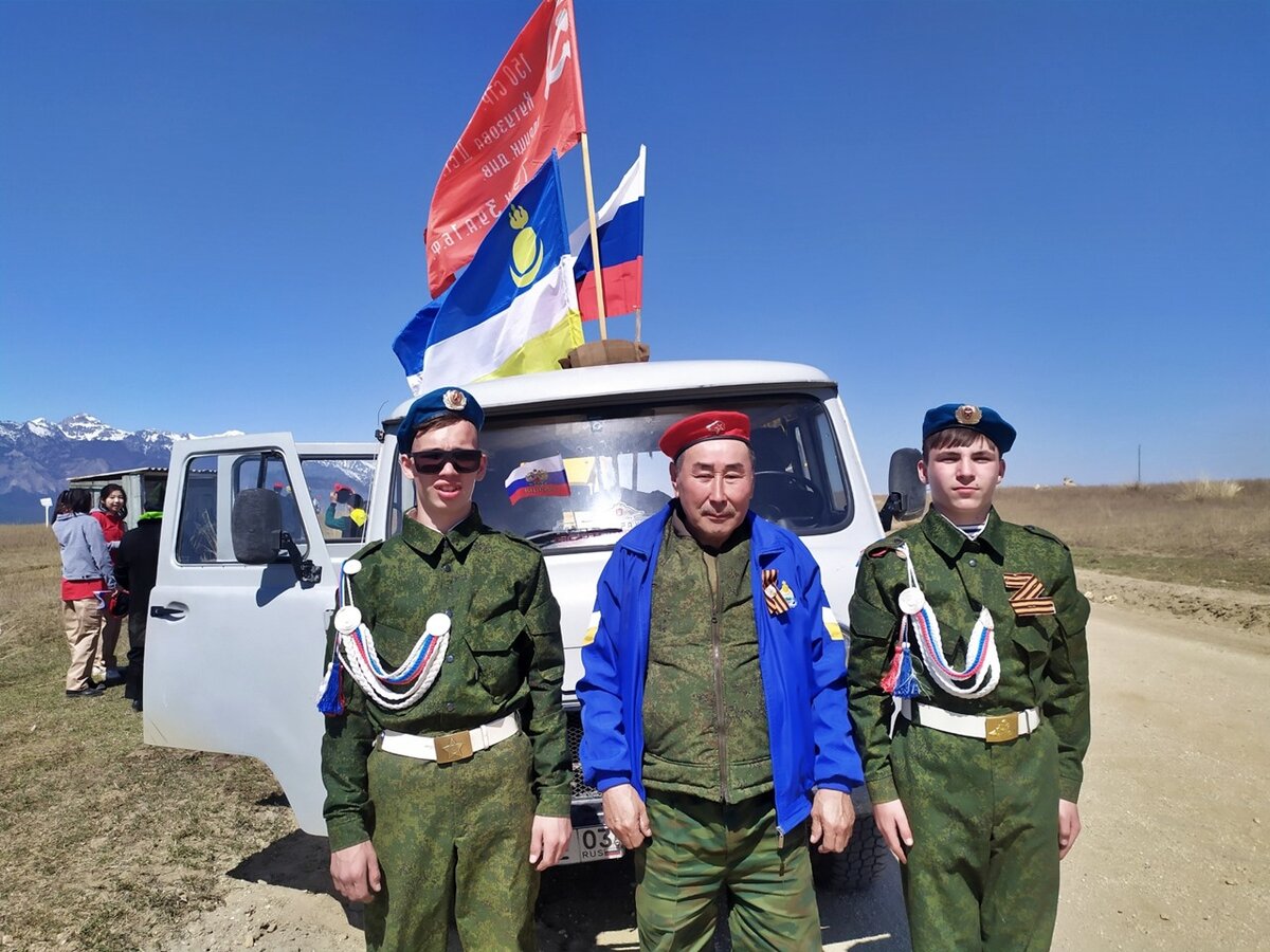 Воспитанники Александр и Дима с руководителем проекта Конный клуб "Хурин Хээр", Дондуповым Андреем Ракшаевичем.