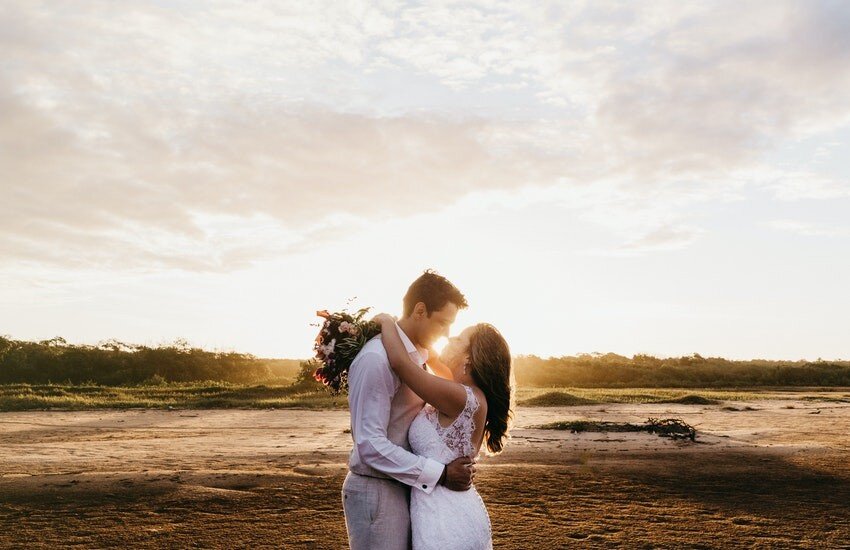 Самая большая сила мужчины это его женщина. Какая она любящая женщина. Какая она любящая женщина. Красивые ухаживания за женщиной. Счастливая девушка с мужчиной.