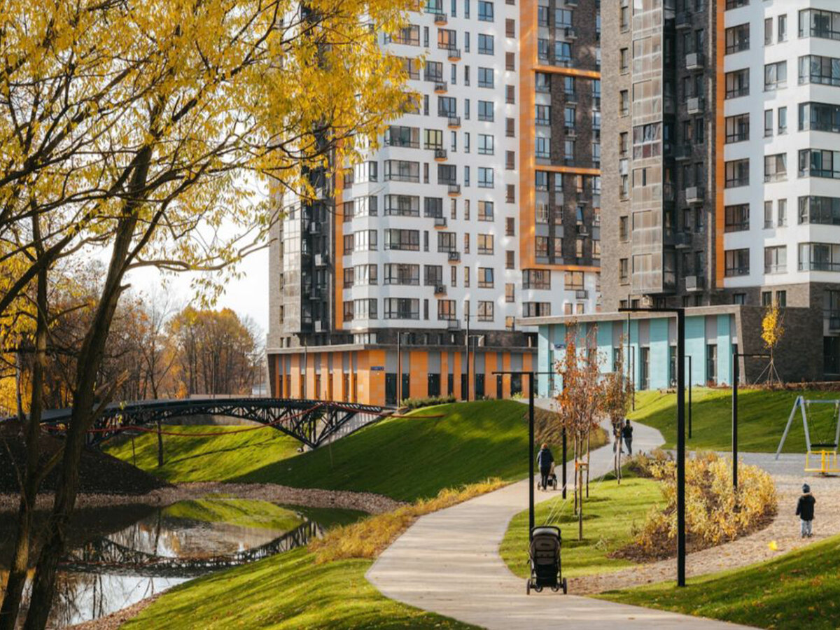 Природное благоустройство прекрасно сочетается с современной архитектурой.