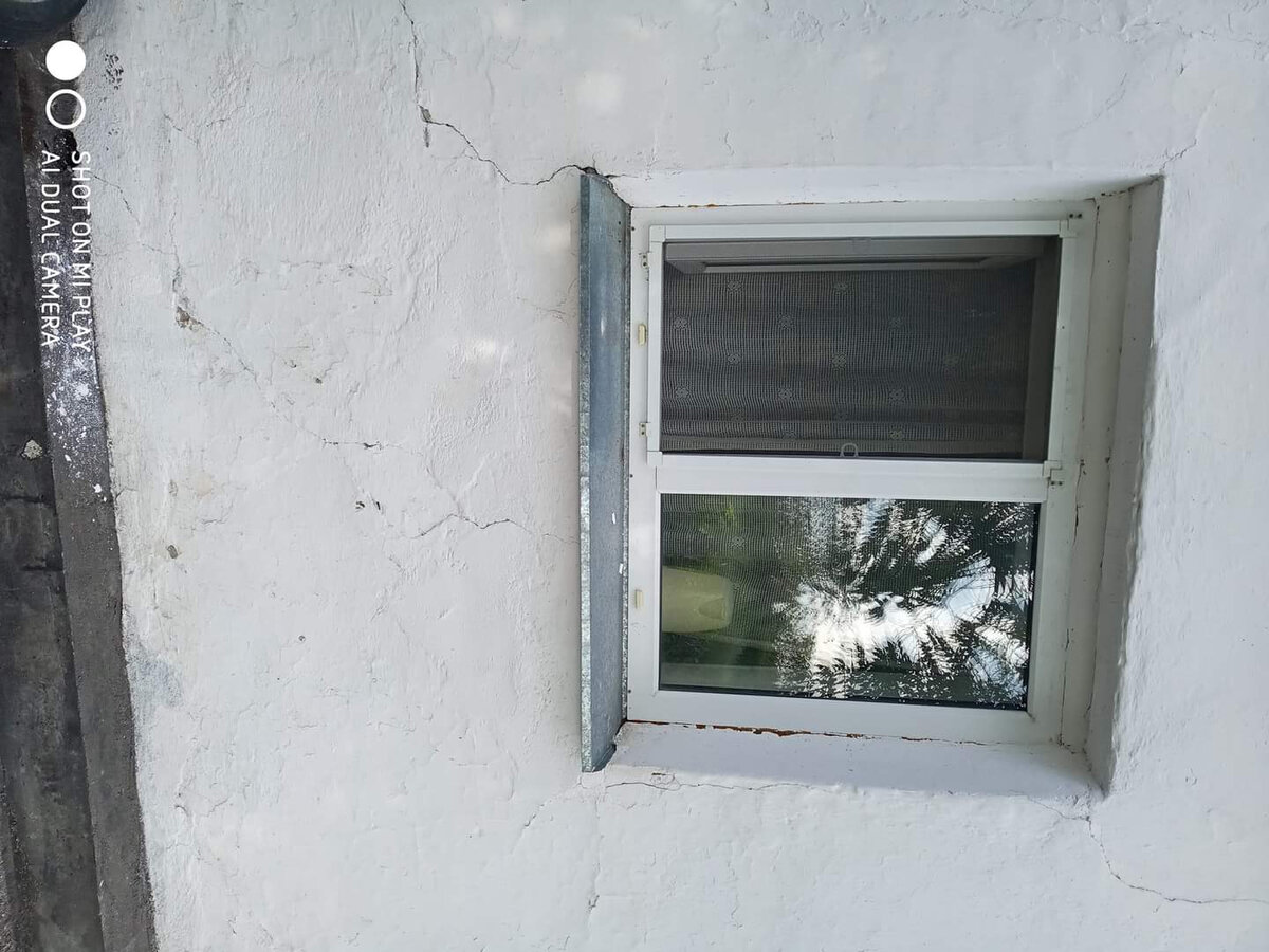 Мужа как-то отправили работать главным инженером. Дали четыре хозяйства и дом в деревне. Деревня почти вся польская. На въезде красивый костел. Всё аккуратно и чисто.  Компания арендует у местных дом. Дом добротный, ворота красивые, но штакетник свалился, так что можно зайти спокойно. Приехала навестить мужа, инспекцию так сказать провести. К нему подселили соседа. Молодой парнишка, тщедушный. Моя свекровь о таких говорит - в жопу дунь, голова отвалится. Утром проводила мужа на планерку, ушла в свою половину. Накануне потеряла детальку и пружинку от швабры. Нацепила нормальные очки и стала искать. Сдвинула продавленную софу, ещё подумала, что мешаю соседу. Так как ему на работу тоже, совесть не так чтобы мешала мне ). Всё закончив, завалилась спать. Сквозь сон слышу топот и беготню сожителя мужа. Видимо проспал. Потом сама уже упала в объятия Морфея. Проснулась по естественным нуждам. Удобства на улице. А я заперта снаружи. Теперь я стала метаться по дому, искала сеть. Написала мужу, интернета нет. Вспомнила, что на кухне есть форточка, если сетка съемная, то я попытаюсь вылезти. Сняла сетку. Хоть бы не застрять))), я ж женщина в теле. Залезла на подоконник. Земля далековата, надо спиной вперед. На подоконнике развернулась. Спускаю ногу, не достаю. Возраст опять же, травмироваться никак нельзя. Легла на подоконник, спускаю тело, руки вытянутые зацепила и сползла. Сделала свои дела. Муж говорил, что ключ под ковриком ложит. Ни фига. Парниша забрал с собой. Телефон в доме, на улице свежо. Даже не знаю, дошла ли смс. Стала придумывать как бы теперь залезть обратно. Это придется же на руках втянуть тело вверх, потом вниз головой спускаться, на карнизе я не развернусь. Но небеса услышали меня, муж смс получил, позвонил горесоседу. Тот извинялся, открыл дверь. Но уезжая защелкнул замок и забрал ключ с собой. Занавес
Пы сы когда спускалась, подумала что если меня сейчас спасут, дадут ли домик ?)))