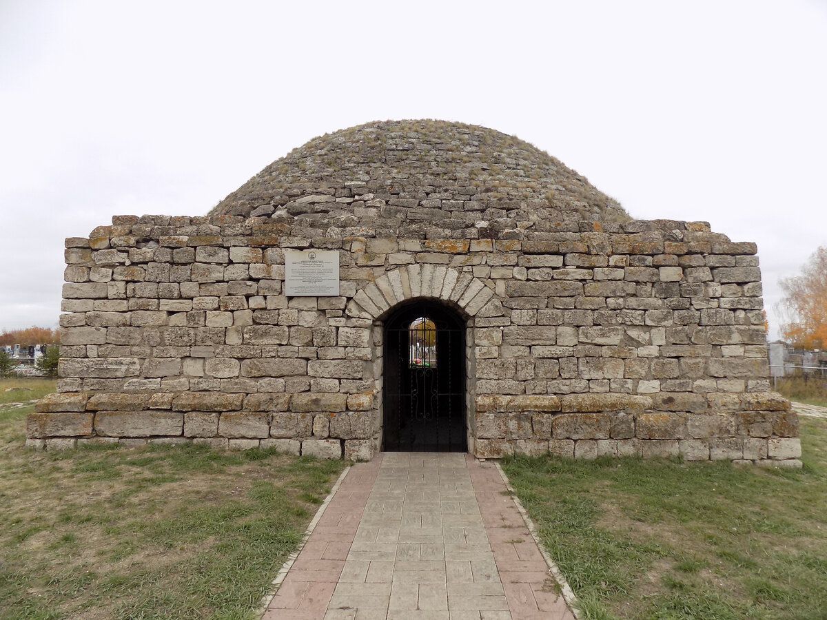 Место захоронения имама Хусейн-бека. Мавзолей Хусейн-бека. Чишминский район. Республика Башкортостан.