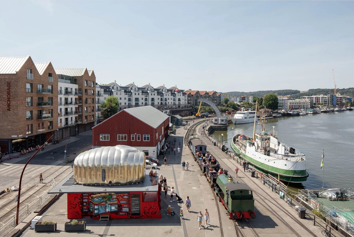    Внешний вид на зданиеLuke O'Donovan