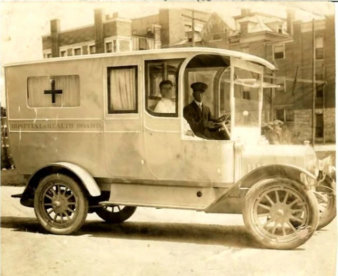 Старинная карета скорой помощи. Первые кареты скорой помощи. Первая машина скорой помощи. Карета скорой медицинской помощи.