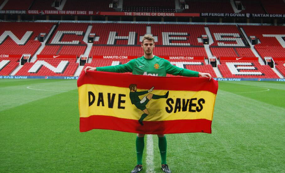 Давид Де Хеа на Олд Траффорд. На испанском флаге надпись, в переводе на русский, "Дейв спасает".