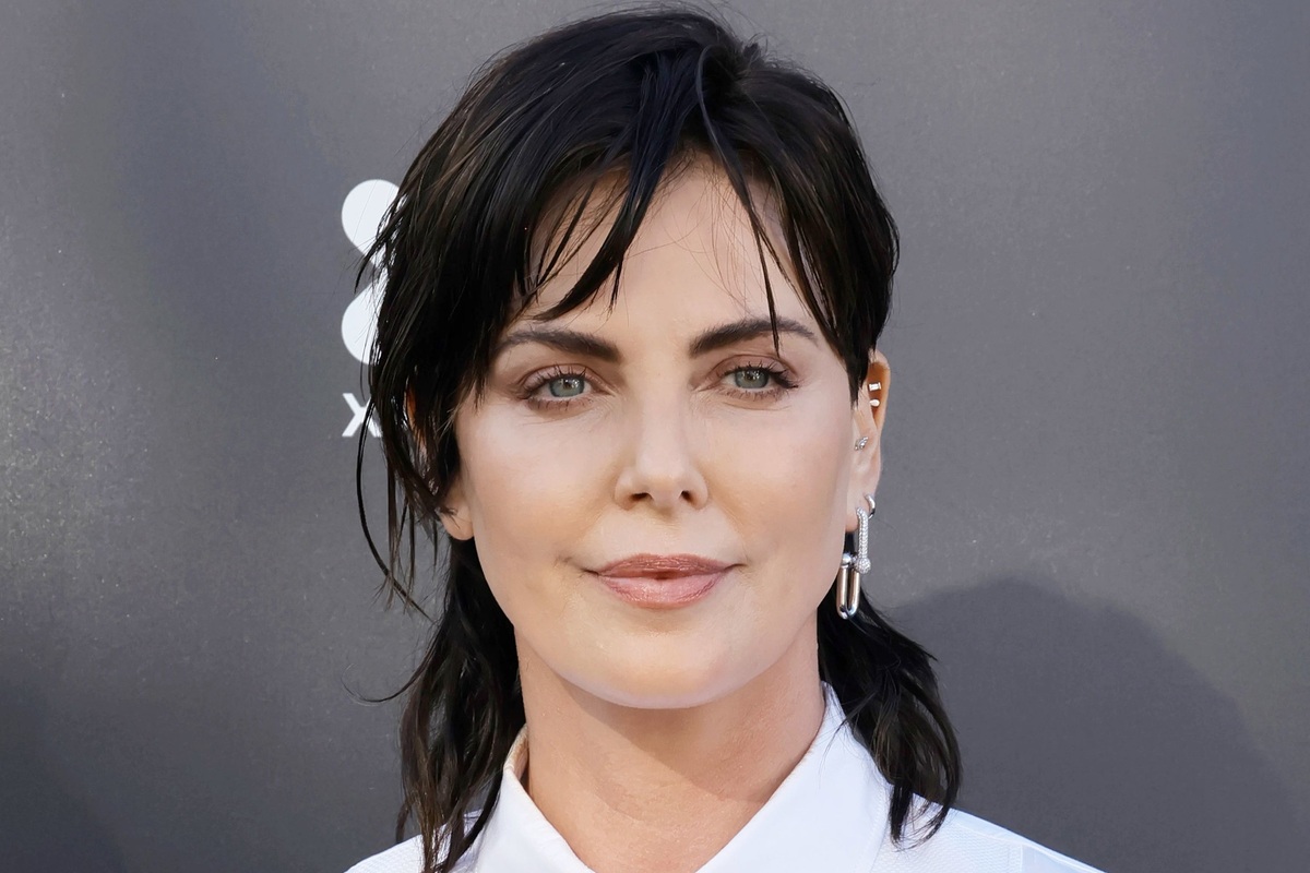     «Новая стрижка великолепна!»: Шарлиз Терон после преображения снялась для журнала