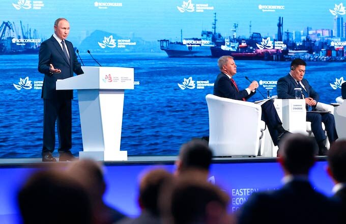 Президент России регулярно участвует в работе ВЭФ.