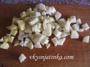 Первым делом картофель очищаем и промываем в проточной воде. Нарезаем подготовленный картофель на кубики небольших размеров, приблизительно полтора на полтора сантиметра.