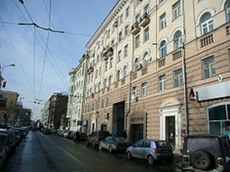 
Малая Никитская -  
 Если подойти поздно ночью к зданию посольства Туниса на углу Малой Никитской и Вспольного переулка, можно услышать звук мотора подъезжающего автомобиля, стук двери и шаги. Улица при этом остаётся совершенно пустой. Это призрак бывшего хозяина здания Лаврентия Берии- он почти всегда возвращался домой за полночь. 