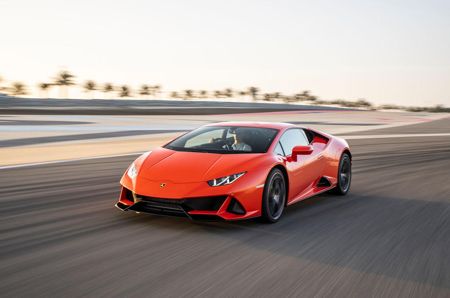 Lamborghini Huracán Evo-это не столько подтяжка лица среднего возраста,сколько комплексная реконструкция. В то время как оригинальный Huracán был примечателен, с одной стороны, своим двигателем с остановкой шоу, но характеризовался, с другой стороны, не вдохновляющей динамикой, более дорогой, легкий Huracán Performante, который прибыл два года назад, был действительно блестящим суперкаром. Это попытка Lamborghini преодолеть этот разрыв. 