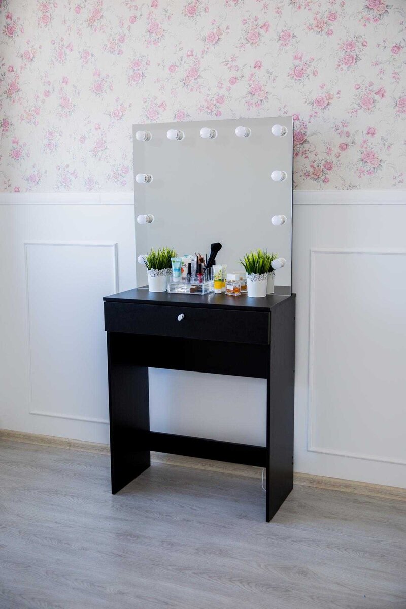 Туалетный столик, косметика, красота