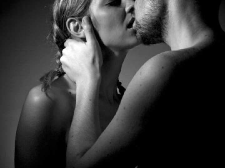 Женщина целует в шею мужчину фото