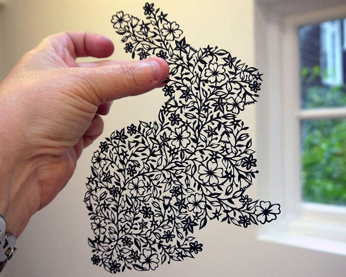 

Искусное вырезание из бумаги.
Тонкая бумага – очень деликатный материал для творчества. Ну а если вырезать на ней филигранные узоры, то тут уж точно надо быть настоящим профессионалом и очень усидчивым. Таковой является художница из Великобритании, которая потрясающе вырезает узоры из цельных листов бумаги. Каждая ее работа невероятно красива и уникальна.