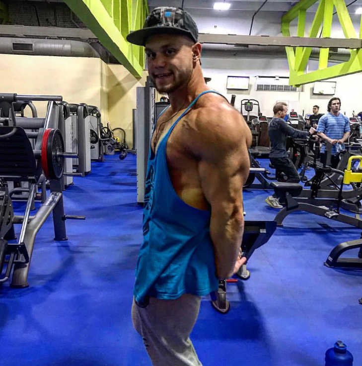 Пожелаем удачи Максиму, потому что прошлый его бой был разгромным поражением.