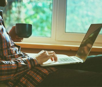 Предлагаю сегодня рассмотреть две распространенные ситуации, вынуждающие человека зарабатывать на хлеб насущный в домашних условиях. 
Первая: Вас уволили с работы (сократили или выжили), а Вы, тем не менее, прекрасный специалист в своей области, да и просто грамотный человек. Как Вы поступите в этом случае? Конечно же, ни за что не согласитесь на низкооплачиваемую должность, лишь бы дома не сидеть, а будете думать, как можно заработать деньги в домашних условиях. Причем Вас будет интересовать заработок не ниже, а, желательно, выше прежнего. И это возможно, если у вас подходящая для фриланса (удаленной работы) специальность, или Вы способны на быструю переквалификацию.
Вторая: Вы уволились по собственному желанию, поскольку вам опостыла офисная рутина, придирчивый начальник и маленькая зарплата. А в остальном – Вы такой же творческий и самодостаточный человек, как и уволенный специалист из первой ситуации, Вы талантливый высококлассный специалист и вполне способны позаботиться о своем благосостоянии.
Разница между этими ситуациями только в том, как психологически человек воспринимает свое увольнение, и насколько быстро он начнет использовать ситуацию себе во благо.

Второй случай более благоприятный – ведь работник, собирающийся увольняться, обычно, готовит почву для этого. Написав заявление, он, скорее всего, не только знает, как заработать деньги в домашних условиях, но и уже зарабатывает их.

Первый случай – более трагичный для работника, но и в нем можно найти позитивный момент: Вы свободны! Вы можете использовать ту энергию и тот талант, который раньше отдавали в «общую копилку» компании, только для себя и заработать на этом гораздо больше, чем у Вас было. А если вас еще и не оценили, то тем более, Вы имеете на это полное право.

Вспоминая себя, могу отметить, что я не принадлежу ни к одному из этих случаев, так как мне повезло и я ещё в универе осознал, что мне пора учится зарабатывать удалённо. А к окончанию, да и на последнем курсе, мой доход уже был больше 15 000 рублей в месяц. Так что, если эту статью читают студенты и даже старшеклассники, то будьте уверены: Вы тоже вполне способны начать делать деньги в домашних условиях уже сегодня. Уж поверьте, на практике я ни раз встречал школьников, которые зарабатывают в интернете очень нескромные деньги.

Содержание

Как заработать в домашних условиях, с чего начать?
Топ-7 способов интернет заработка
Работа с текстами
Веб-дизайн
Программирование
Менеджмент
Фотография
Репетиторство и обучение
Маркетинг и продажи
Где и как найти работодателя
Возможности и риски