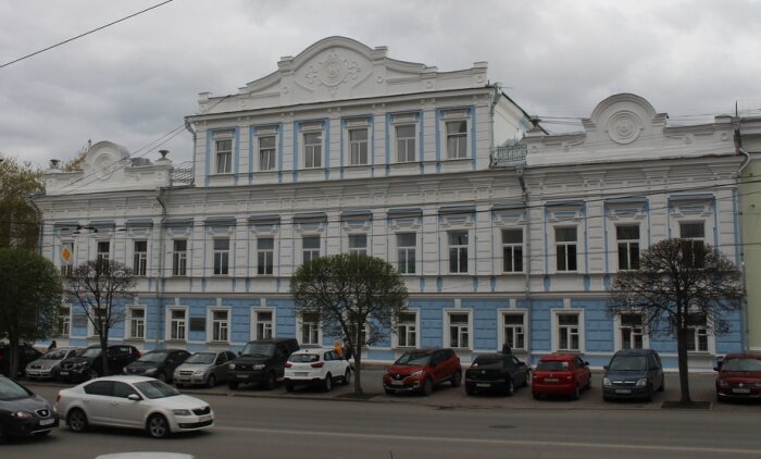 В особняке сейчас находится краеведческий музей, а когда-то жили миллионеры