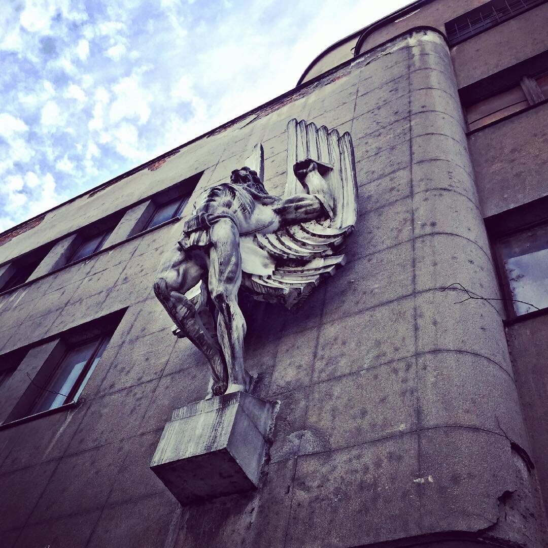 Скульптура Икара. Земун. Белград. Фото ресурса zemunske price.