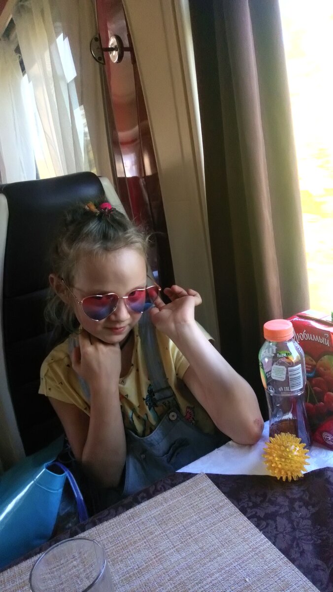 Лера со мною едет в поезде из Белгорода. 