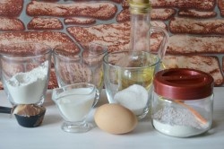 ШАГ 1:
Подготовим самые простые продукты. В качестве наполнителя я использовала пасту "Нутелла". Если не хотите, можете взять кусочек шоколадки, тоже будет вкусно.