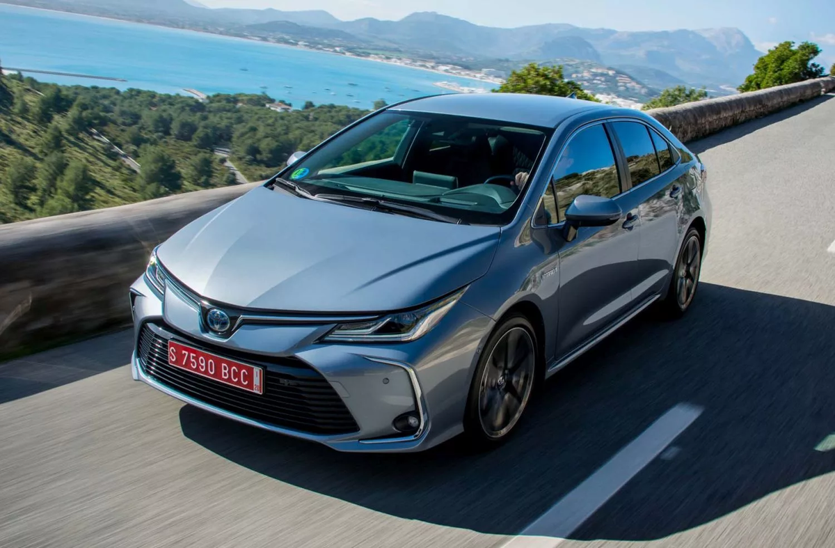 Королла 1.8 гибрид. Toyota Corolla 2019 sedan. Toyota Corolla 2019 Hybrid. Тойота Королла гибрид 2019. Toyota Corolla 2019 седан.