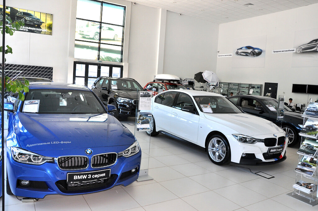 Бмв бизнес автосалон. Дилер бмв в москве. Дилер бмв в москве. Бмв 745 автосалон plaza. Bmw 5 в автосалоне.