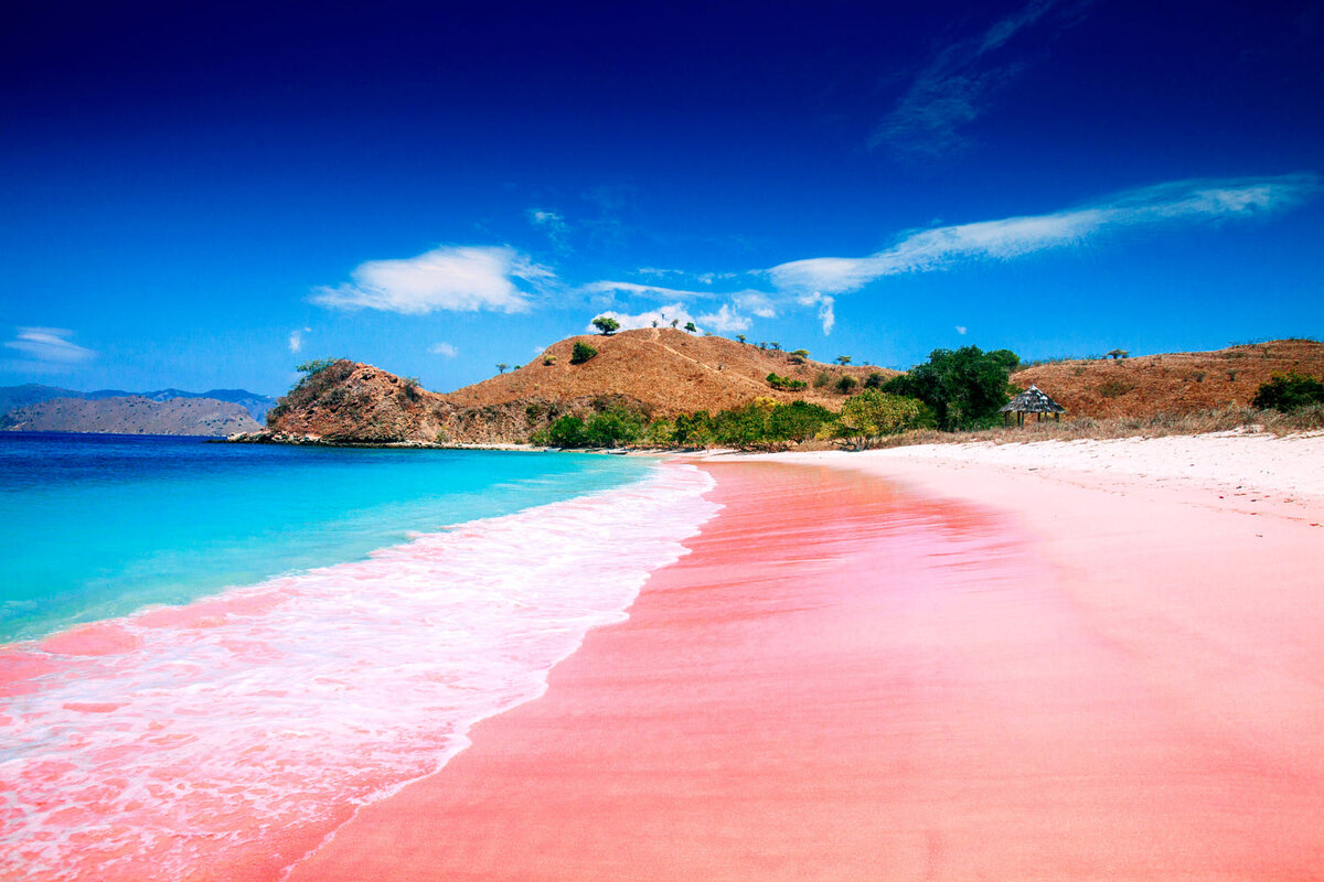 Пляж с розовым песком