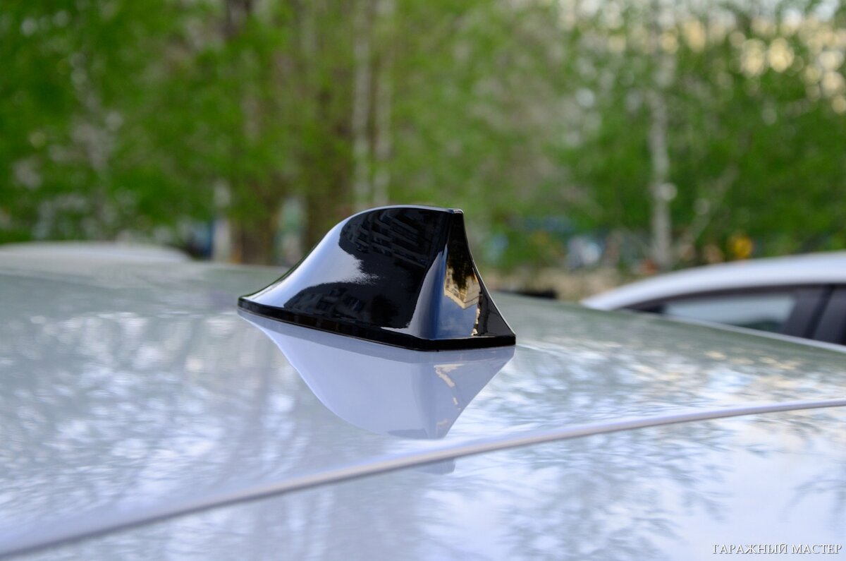 Антенна в форме акульего плавника на крыше автомобиля 