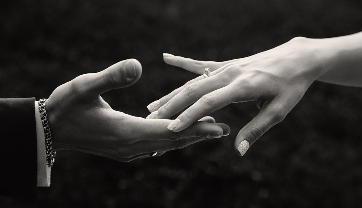Миримся вместе. Прикосновение рук. Две руки. Руки тянутся друг к другу. Руки любовь.
