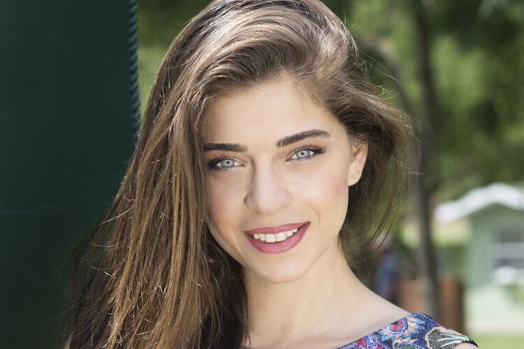 Ойкю Челик, актриса.