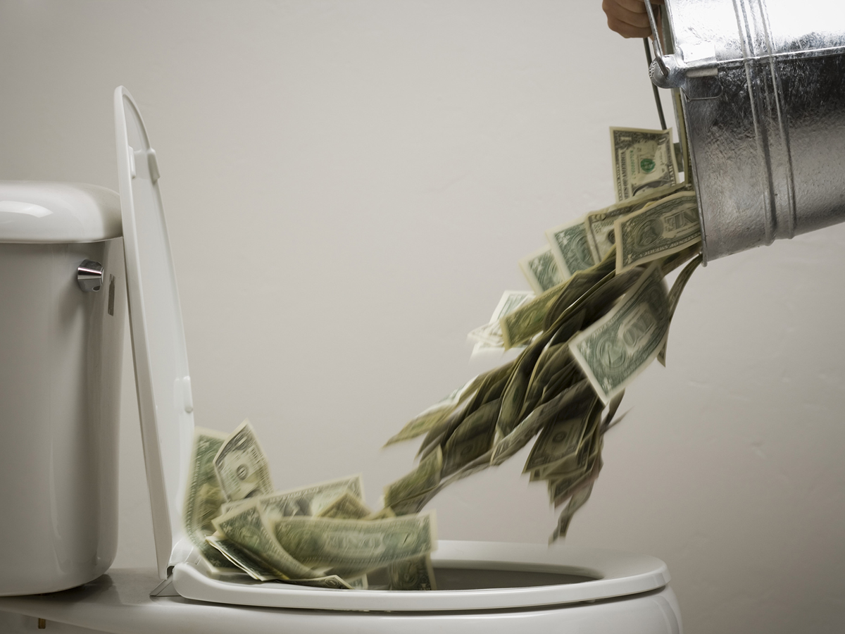 Источник фото: https://elevationsurgical.com/wp-content/uploads/2018/02/money-down-toilet.jpg