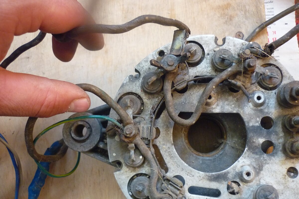 Автомобильное зарядное устройство тс180. Диодный мост от ваз 2108 на иж 5. Диодный мост генератора зарядное устройство. Диодный мост ваз 2107 инжектор. Подключить диодный мост от генератора к трансформатору на 12 вольт.