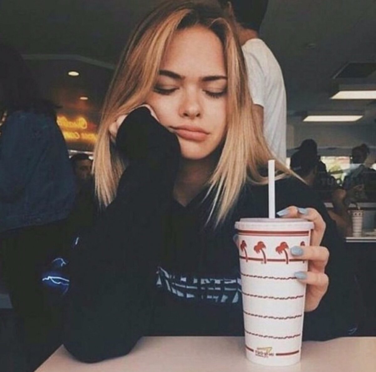 Девушка со стаканом