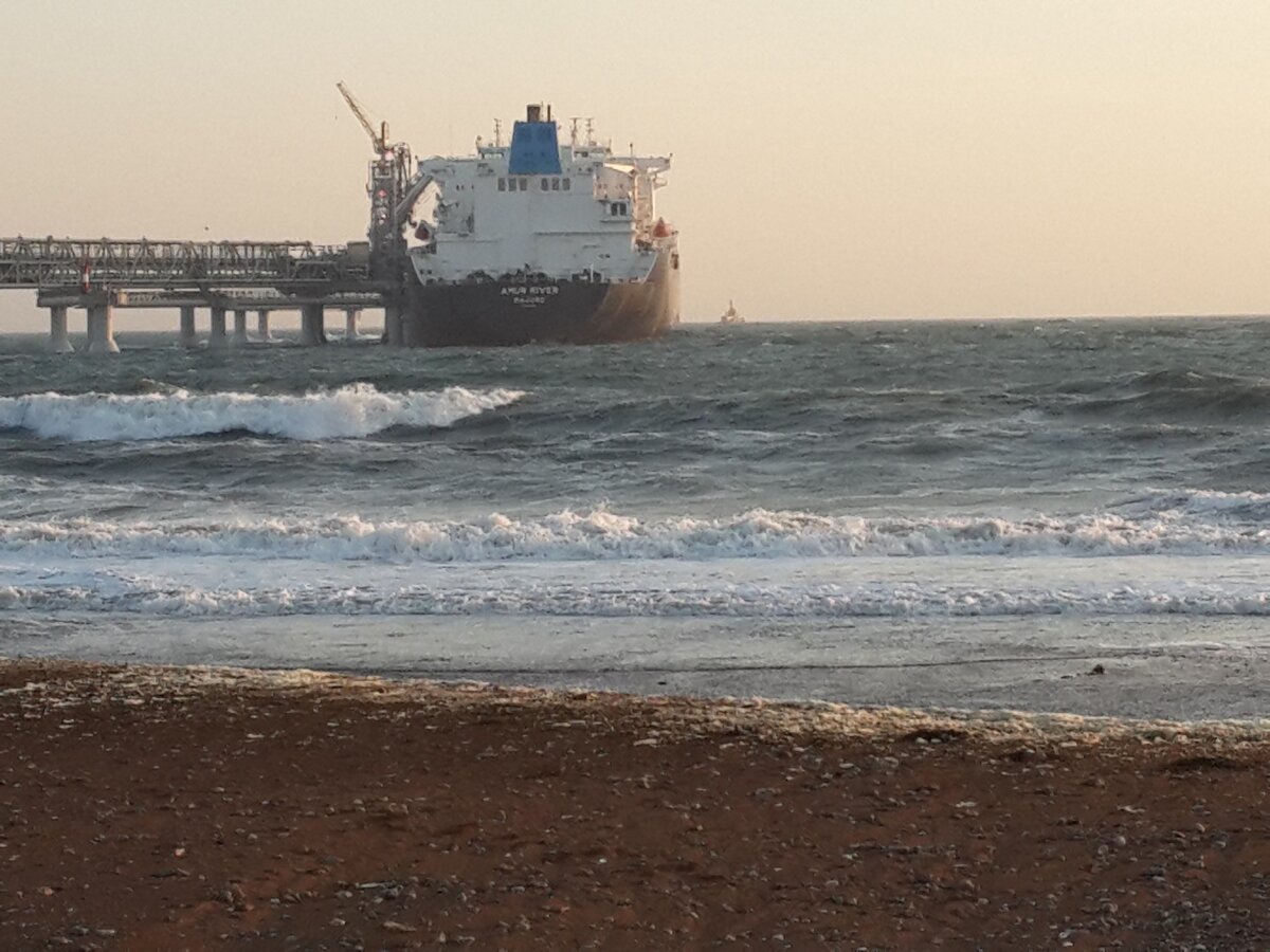 море штормит