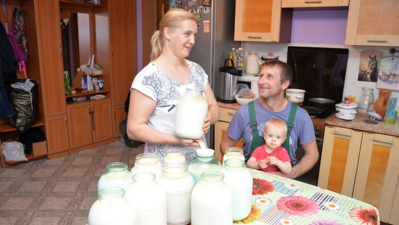 Во многом вести хозяйство помогает Александру Колесникову его жена Ольга, а годовалая дочь Дарья пока сама ухода требует Фото: автора