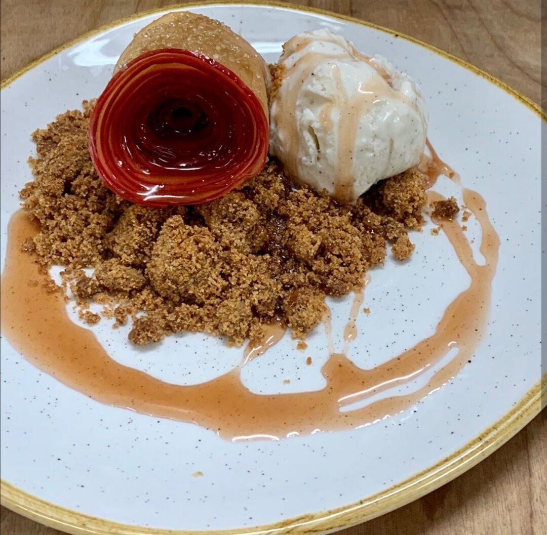 Яблочный крамбл с каштаном.

Песочное тесто:
Корица — 1/2 ч.л.
Имбирь — 1/2 ч.л.
Мука — 110
Сахар коричневый — 90
Масло сливочное 82,5% — 180 г
В миске смешиваем все сухие ингредиенты, добавляем рубленое масло (должно быть сильно замороженным)
Очень быстро замешиваем тесто, заворачиваем в плёнку и убираем в морозилку.
Яблоки 3 - 4 шт
Каштаны 2-3 шт
Удалить центр, не разрезая пополам, и режем яблоко широкой лентой максимально возможной длины. Свернуть в трубочки.
Каштаны обжарить, очистить, мелко порубить 
Яблочные трубочки плотно выложить к друг другу в форму для запекания, посыпать сверху рубленым каштаном, корицей, коричневым сахаром.
Натереть замороженое тесто
Выпекать при 180 градусах, ~ 1 час, пока тесто не приобретёт коричневую корочку
Подавать с шариком ванильного мороженого 
Приятного аппетита 😉
P. S. На фото, мой взгляд на подачу этого десерта 
