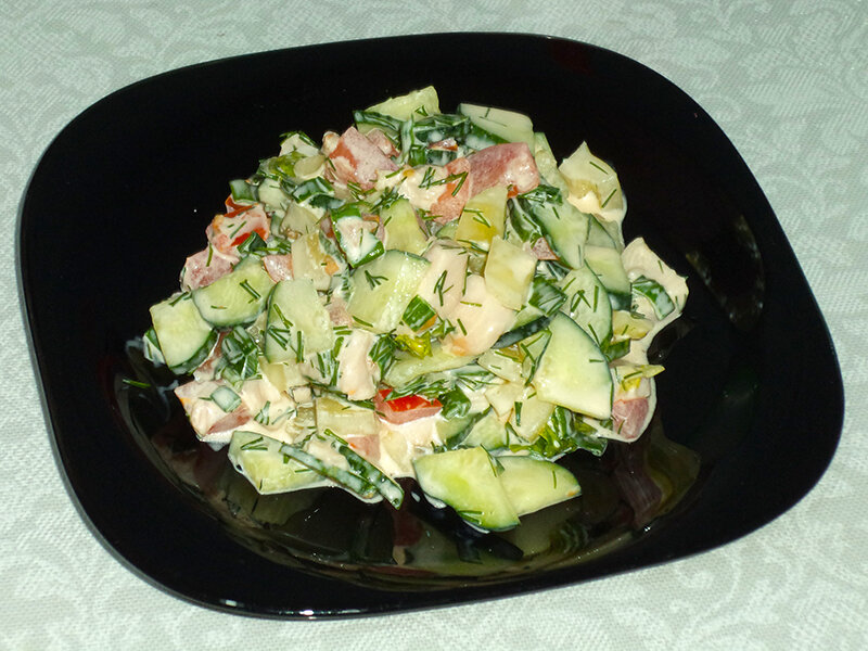 Салат с копченой грудкой и овощами