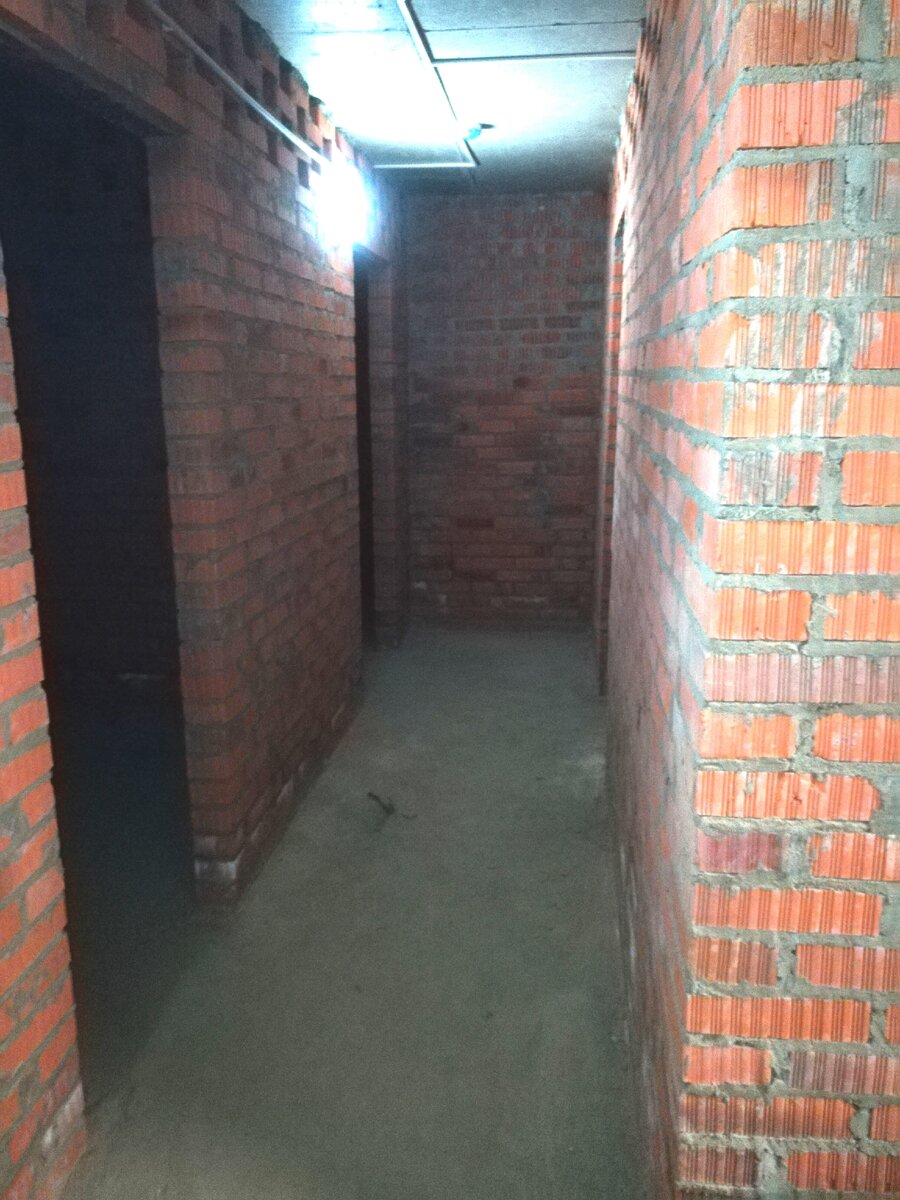 Это коридор, моя мастерская - слева последняя