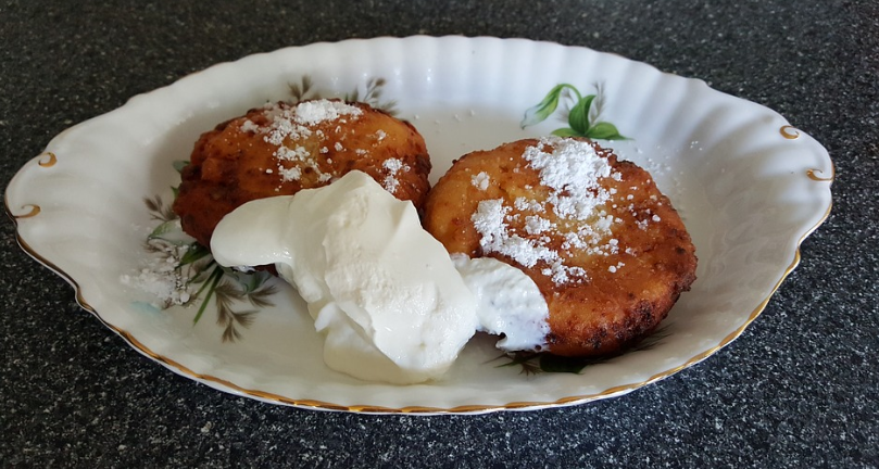 Готовые сырники со сметаной