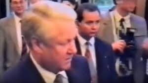 Президент Ельцин вместе с криминальным авторитетом по прозвищу Пудель. Скриншот из видео ok.ru