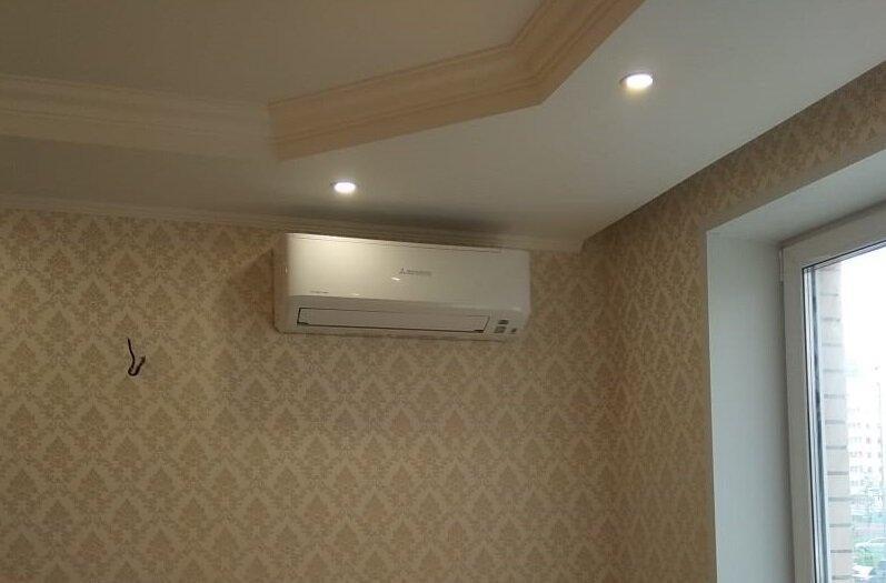 Последовательная установка хорошей сплит-системы при выполнении своими руками должна проводиться с учетом удобства доступа при обслуживании и эргономических критериев — холодный воздух не должен иметь прямого доступа к зонам отдыха и работы. 
Примерные схемы расположения сплит-систем Подходящая схема для монтажа нового кондиционера зависит от типа блока. Внутренний модуль допускается вешать:

слева от внешней стороны. Трасса — ровная, блок находится на 0,5 м от стены. При завороте линии на соседнюю стену расстояние можно сократить до 0,1 м. Вывод и трасса маскируются под крышкой техники;
слева от внешней стены без укладки кабеля на фасаде. Коммуникации прокладываются в угловой части комнаты и скрываются в коробе. Его прячут под шторой;
справа от наружной стены. Типовое решение с прокладкой трассы в коробе с стене или с укладкой в штробу.Совет! Используйте технологию укладки в штробе, если существует запрет на прокладку трассы на фасаде. Наружный блок можно располагать:

на лоджии или балконе. Модуль фиксируют фронтальным или боковым способом для удобства обслуживания;
на застекленном балконе. Створка окна должна находиться над кондиционером. Чтобы на блок не попали снег, влага или мусор устанавливают козырек и пластика;
под окном. Вариант подходит для помещений без балкона;
рядом с окном. Блок помещают на уровне нижней части окна.


