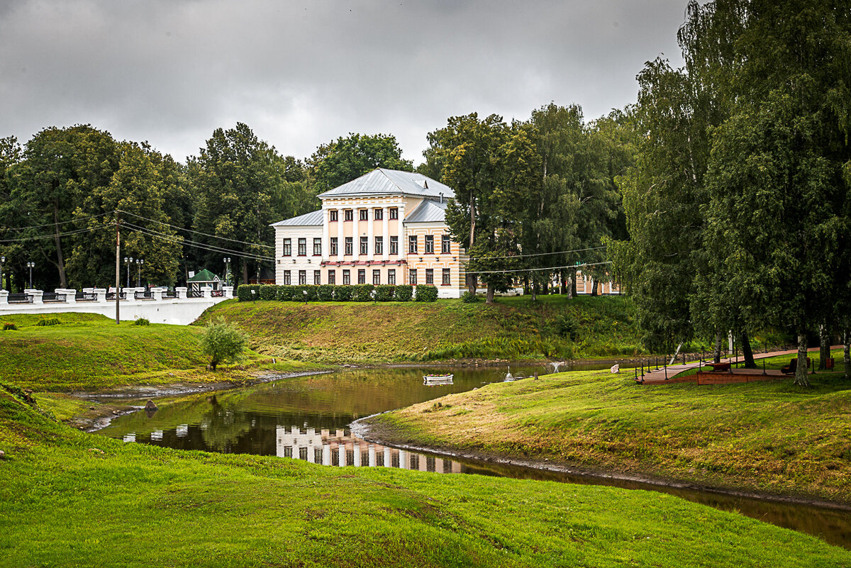 Над откосом старого городского рва стоит бывшее здание Городских присутственных мест, построенное в начале XIX века