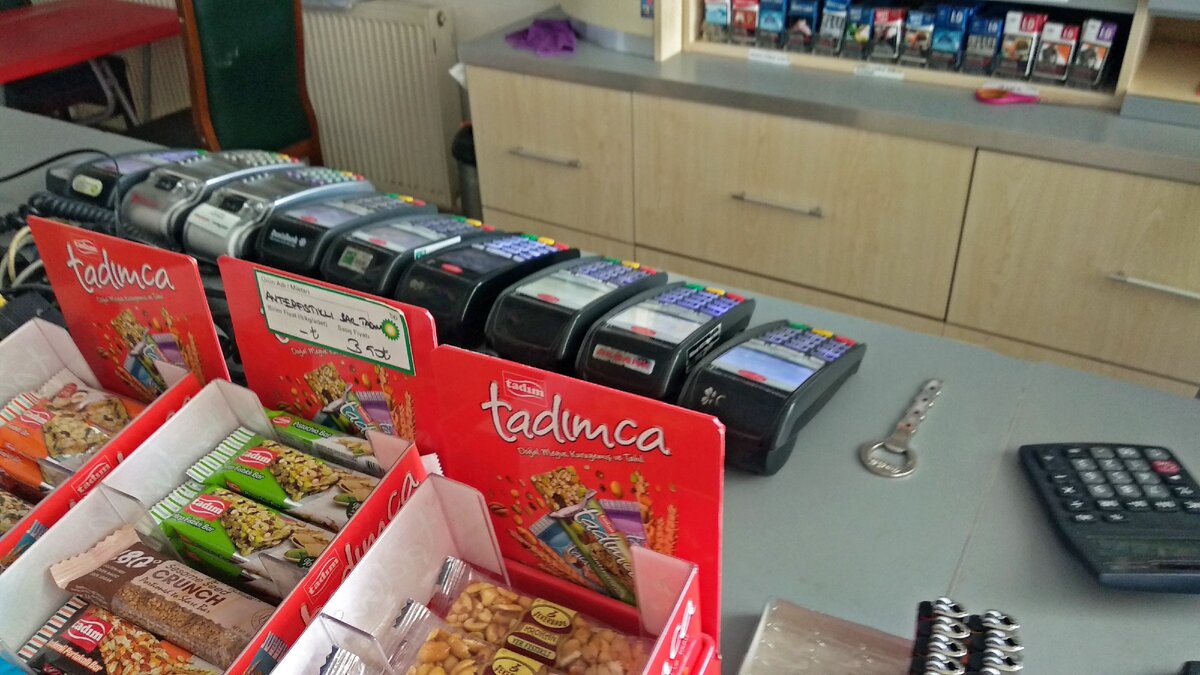 Удивило количество терминалов для оплаты на кассе заправки) Может кто-то знает зачем столько?