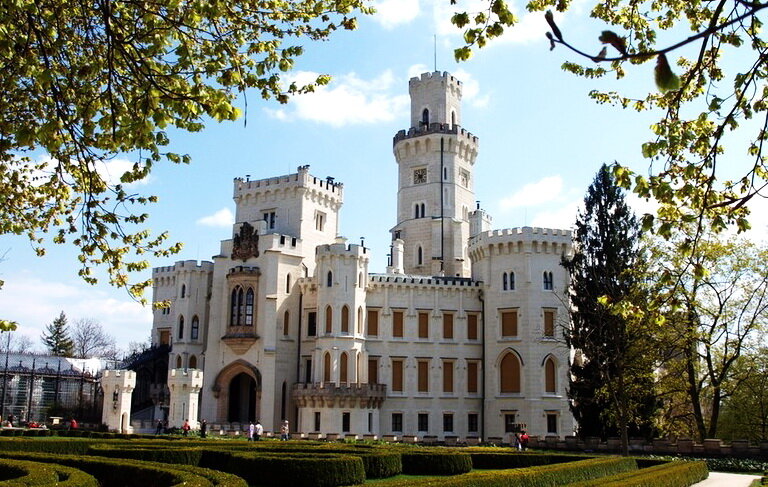 Главный вход в замок и регулярный английский парк.