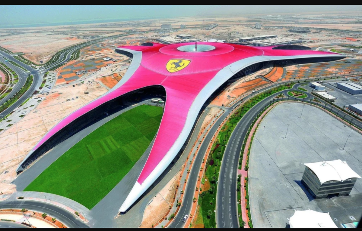 Парк развлечений Ferrari World в Дубае.