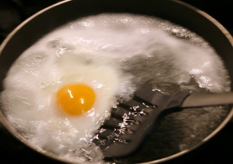 Яйцо на воде в сковороде. Глазунья на воде. Яйца жареные на воде. Яичница на воде. Яйцо пожаренное на воде.