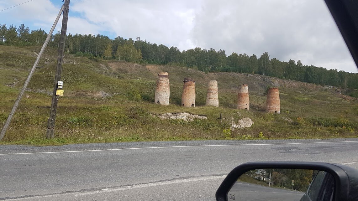 Вот такие конструкции можно встретить на том пути. Думаю, это какие то бывшие печи, а для чего не знаю. Кто знает, пишите в комментариях.