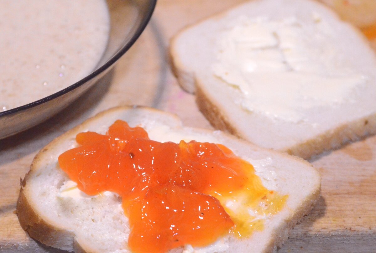 Приготовили гренки с хурмой в специальной пропитке. Это бомба, друзья! (по нашему мнению)