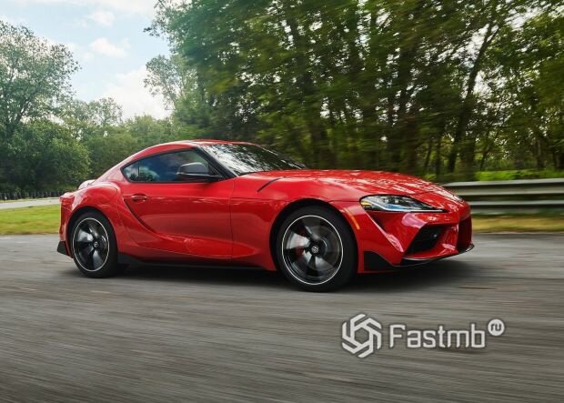 
Внешний вид нового спортивного купе Toyota Supra действительно стал современным и стильным, но если присмотреть, то в нем можно узнать и предыдущую генерацию. Как и ранее, кузов автомобиля рассчитан на 2 посадочных места, поэтому ожидать больших размеров не стоит. Передняя часть нового купе Тойота Супра 2019-2020 по-прежнему осталась вытянутой, но основная начинка категорически изменилась.
